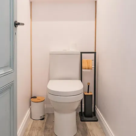 Aux Portes Du Jardin Public *