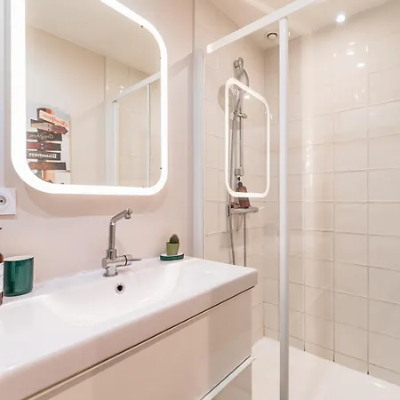 Aux Portes Du Jardin Public