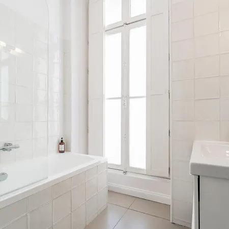 Aux Portes Du Jardin Public *