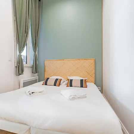 Aux Portes Du Jardin Public Daire