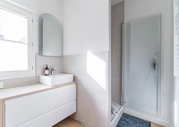 Aux Portes Du Jardin Public Apartman